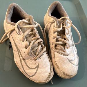 Youth baseball cleats